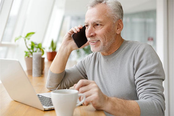man on phone call Stannah está a uma chamada de distância
