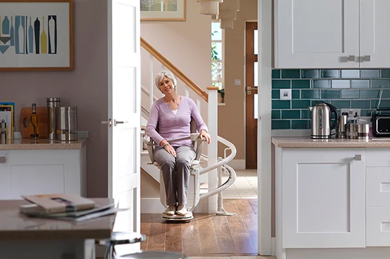 en woman stairlift Escaliers tournants