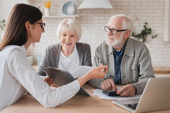 specialist with senior couple Subsidies voor een traplift